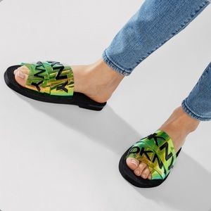 DKNY Vinyl Gasoline Isha Women’s Crisscross Slide Sandals Size 7 NEW